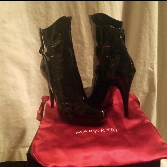 Mary-Kyri black patent bootie 4 1/2 inch heels 👠 size 6 - Picture 1 of 2